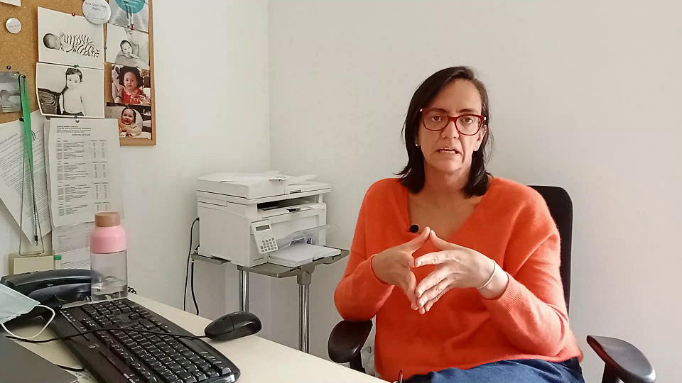 Ana González Neira, en su despacho de la Facultad de Comunicación, UDC