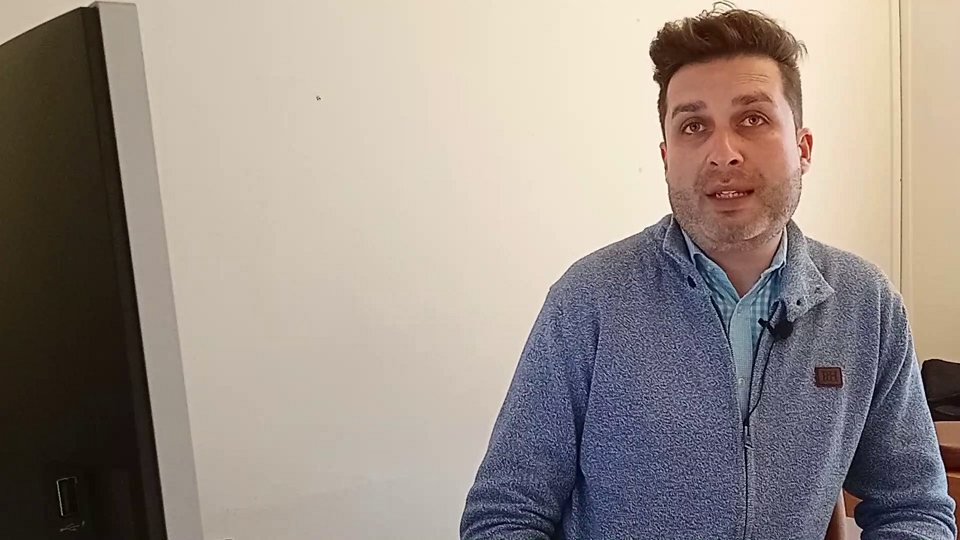 José Sixto García, en su despacho de la Facultad C. de la Comunicación, USC